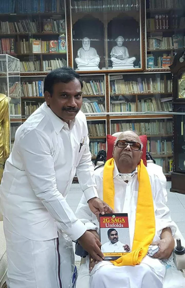கருணாநிதியிடம் 2ஜி புத்தகத்தைக் கொடுத்து ஆசி பெற்ற ஆ.ராசா..!