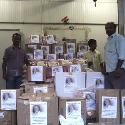 வெள்ளத்தால் பாதிக்கப்பட்டவர்களுக்கு நிவாரணப் பொருள் வழங்கிய ரஜினிகாந்த்! (படங்கள்)