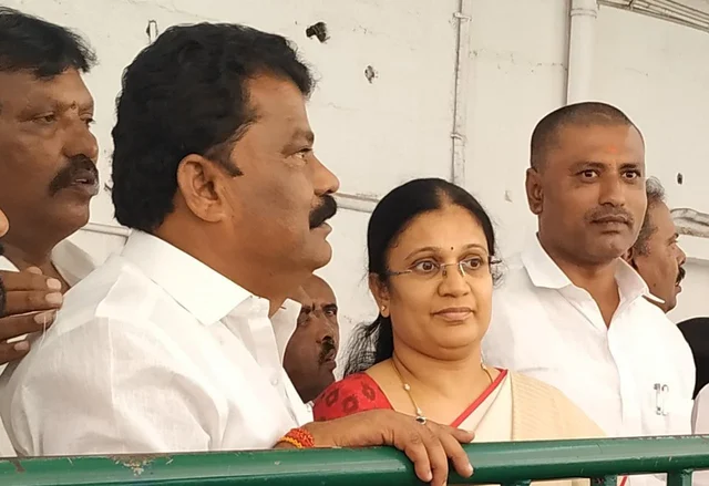 `ஓ.பி.எஸ் மகனுக்குத் தேனி; கே.பி.முனுசாமிக்கு கிருஷ்ணகிரி' - அ.தி.மு.க வேட்பாளர் பட்டியல் வெளியீடு!