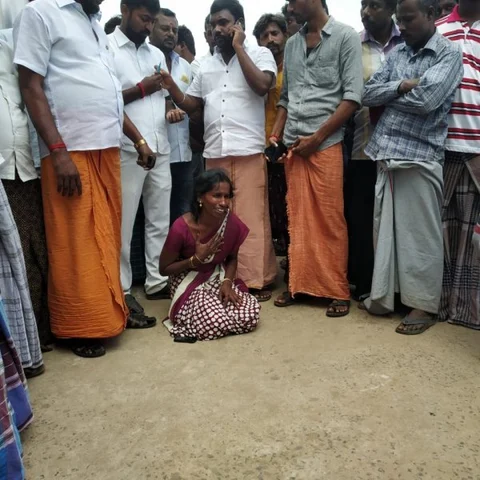 `கெஞ்சியும், மிரட்டிக்கிட்டே இருந்தது வங்கி!'- உயிரை மாய்த்த கணவர்; கண்ணீர்விடும் மனைவி