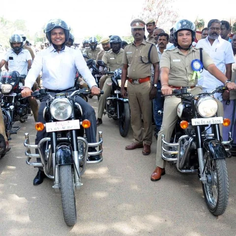 மணல் சிற்பம் அமைத்து வித்தியாசமாக விழிப்புஉணர்வு ஏற்படுத்திய போலீஸ்!