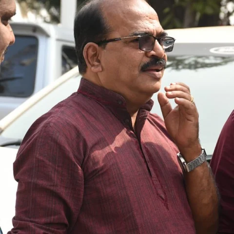 ``மனநலம் பாதிக்கப்பட்டவர்களுக்குப் பதில் சொல்ல முடியாது" - நாஞ்சில் சம்பத் கலாய்!