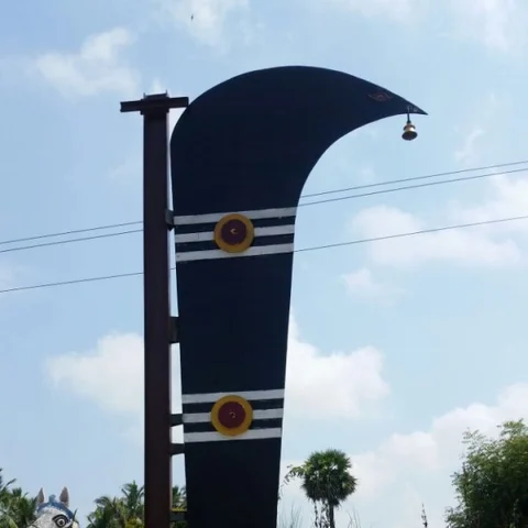 லாரியில் வந்து பொக்லைன் மூலம் நிறுவப்பட்ட கருப்பண்ணசாமி அரிவாள்!