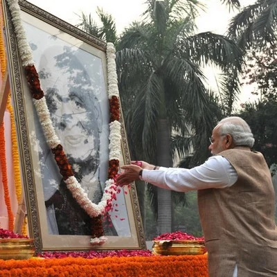வல்லபாய் பட்டேலின் உருவப்படத்துக்கு பிரதமர் மோடி மலரஞ்சலி!