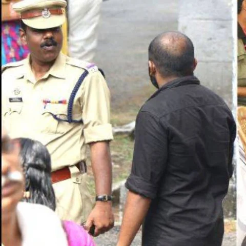 கறுப்புச் சட்டைக்கு `நோ’ - கேரள முதல்வர் நிகழ்ச்சியில் டெக்னீஷியனுக்கு நேர்ந்த கதி