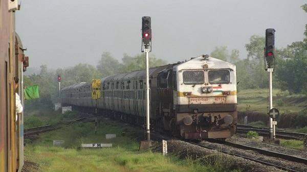 சென்னை - மங்களூர் ரயில் சொர்னூரில் தடம்புரண்டது! - ரயில்கள் பாதியில் நிறுத்தம்