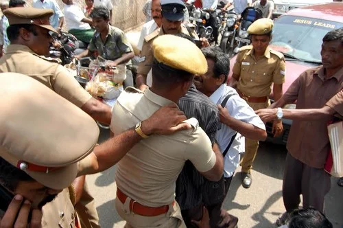 பார்வையற்றவர்களை பந்தாடிய காவல்துறை!