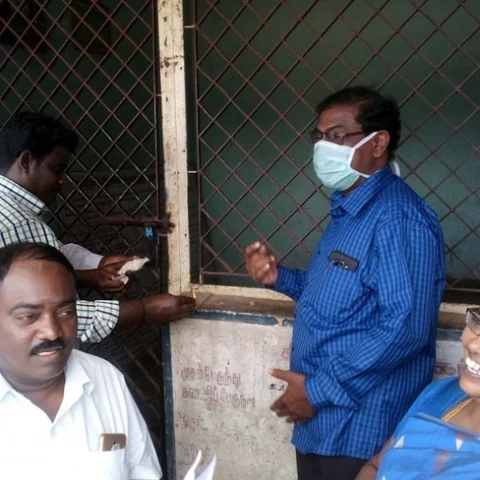 வாடகை கட்டாத கடைகளுக்கு சீல் - காரைக்குடி நகராட்சி நிர்வாகம் அதிரடி