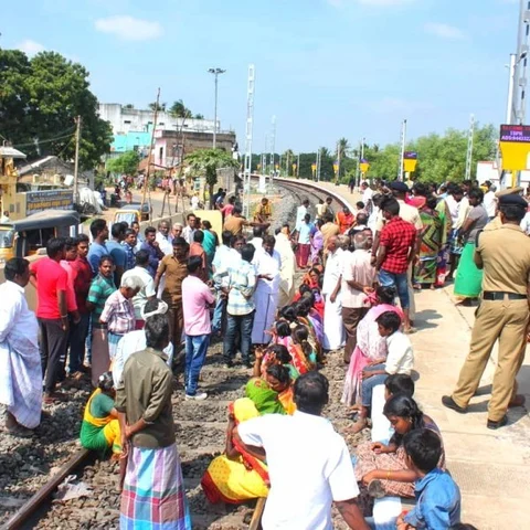 `பாதையைத் திறந்துவிடுங்கள்!’ - ரயில்வேக்கு எதிராகத் தண்டவாளத்தில் அமர்ந்து போராட்டம்