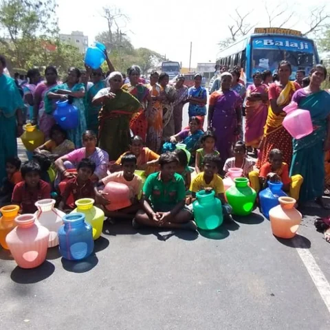 `நாங்க என்ன தப்பு செய்தோம்' - திருத்தணியில் காலிக்குடங்களுடன் பெண்கள் மறியல்