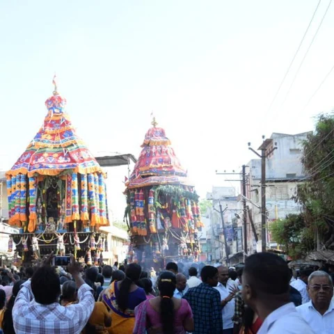 தூத்துக்குடியில் சித்திரைத்திருவிழா தேரோட்டம் - தேர்தலால் குறைவாக காணப்பட்ட பக்தர்கள் கூட்டம்!