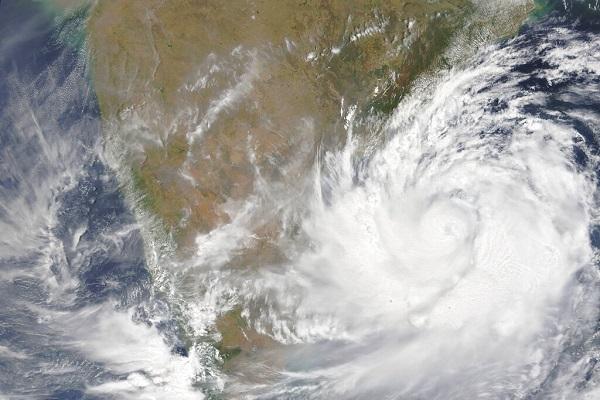 2 மணி நேர ருத்ர தாண்டவம்; காற்றில் பறந்த கார்கள்! - ஃபானியால் நிலைகுலைந்த ஒடிசா