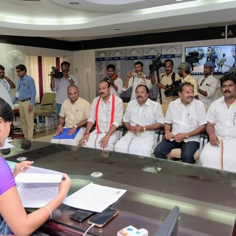 `உண்மைக்குப் புறம்பான செய்திகளுக்குப் பதில் சொல்லாதீங்க!’ - வேட்பாளரை இழுத்துச் சென்ற பா.ம.க நிர்வாகி