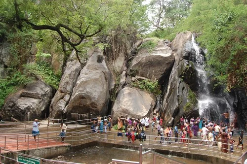 வாட்டி வதைக்கும் கோடை... குற்றால அருவியில் அலைமோதும் கூட்டம் (படங்கள்)