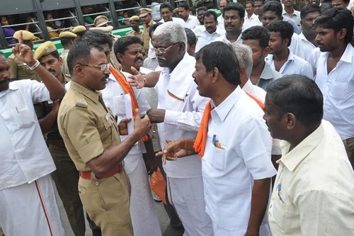 உள்ளாட்சி இடைத்தேர்தல்: கள்ள ஓட்டு போட்ட அ.தி.மு.க. நகர செயலாளர்!
