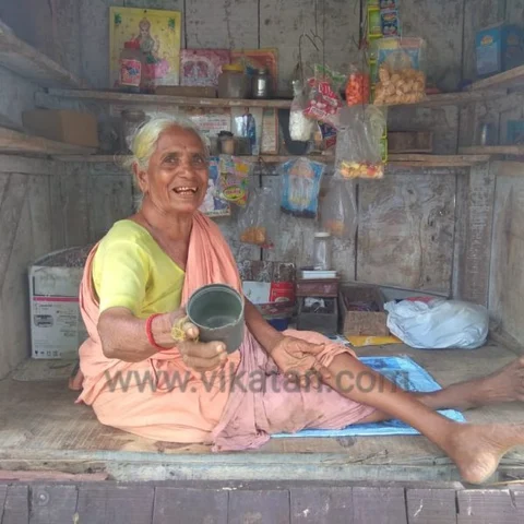 `சாகுற வரைக்கும் இந்த சர்வீஸை நிறுத்தமாட்டேன்!’ - சிறுவர்களுக்காக மிட்டாய் விற்கும் முத்தாத்தா