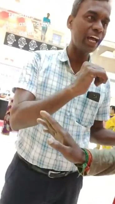 `ரிஸைன் பண்ணிட்டு டி-ஷர்ட்டைக் கொடுத்துட்டுப்போன்னு சொல்லிட்டாங்க!’ - ஜொமோட்டோ ஊழியர் வேதனை