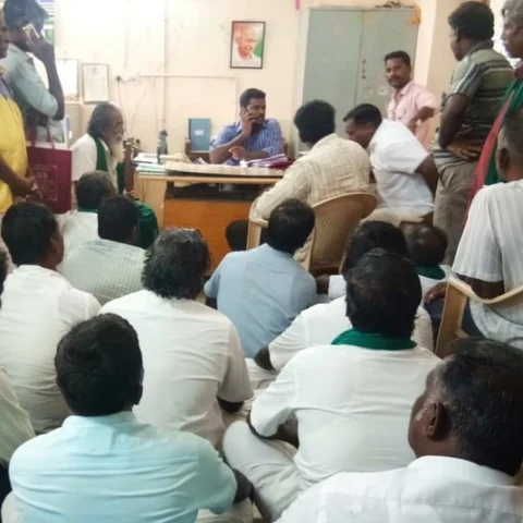 `24 மாசம் ஆகுது, இன்னும் நிலுவைத்தொகை தரல!' - சப் கலெக்டர் ஆபீஸில் விவசாயிகள் தர்ணா