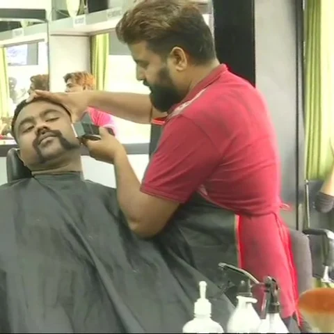 `அபிநந்தன் மீசை வைத்தால் கட்டிங், ஷேவிங் இலவசம்!’ - சலூன் கடையில் குவிந்த இளைஞர்கள்