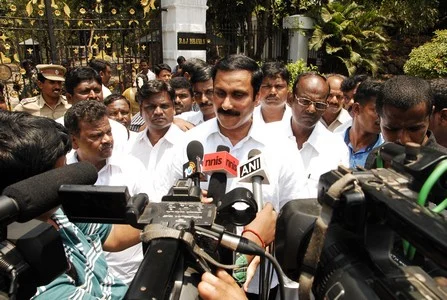 காவல்துறைக்கு எதிராக தமிழக ஆளுனரிடம் அன்பு மணி ராமதாஸ் நேரில் புகார்