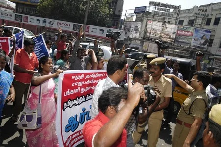 மன்மோகன், ராஜபக்சே கொடும்பாவி எரி்த்து போராட்டம் (படங்கள்)