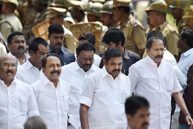 எடப்பாடி பழனிசாமிக்கு 4-வது இடம்தான்...! - இது தினகரன் போட்ட கணக்கு!