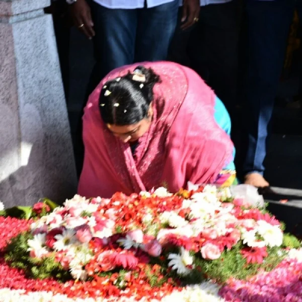 ஜெயலலிதா சமாதியில் தீபா! தலைவணங்கி மரியாதை