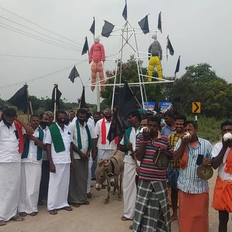 கழுதையிடம் மனு.. பாடைகட்டி ஊர்வலம்.. - தொடரும் விவசாயிகளின் நூதனப் போராட்டம்