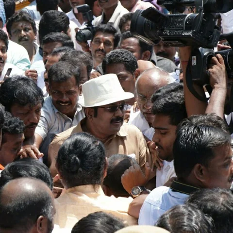 தொப்பி அணிந்து வந்து வேட்புமனுத் தாக்கல் செய்த தினகரன்..!