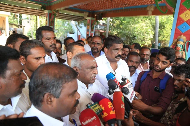`வடை சுடுவதையும் அடை சுடுவதையும் வைத்து முதல்வர் ஆகிவிட முடியுமா?’ - பொன்னார் கிண்டல்!