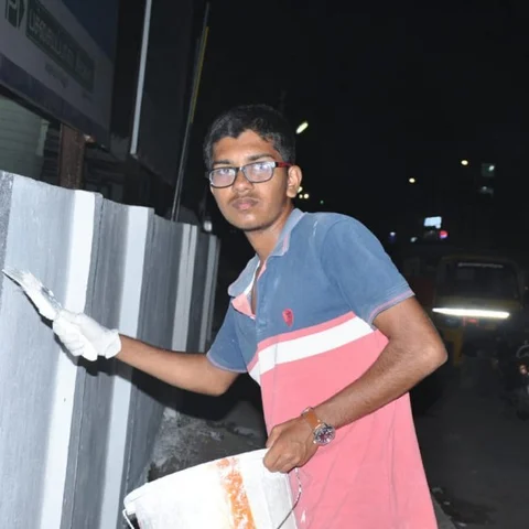 மருத்துவமனை சுவரெல்லாம் சித்திரங்கள் - மாற்றிக்காட்டிய தனி ஒருவன்