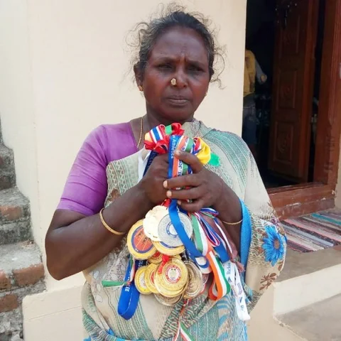 ''அப்பா, மதிச்ச கோச் இறந்தப்பலாம் ஒடிஞ்சுட்டா... ஆனா, விட்டுக் கொடுக்கலை!'' - கோமதி மாரிமுத்துவின் தாய் ராஜாத்தி