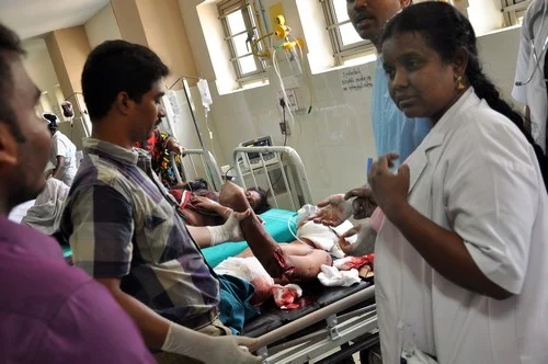 சேலத்தில் பயங்கரம்: காவல்நிலையம் முன் 7 பேருக்கு சராமரி வெட்டு (படங்கள்)
