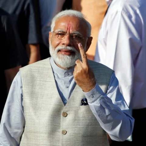 `வெடிகுண்டைவிட வாக்கு அட்டையே பலம் வாய்ந்தது!’- வாக்களித்த பின் மோடி பேட்டி