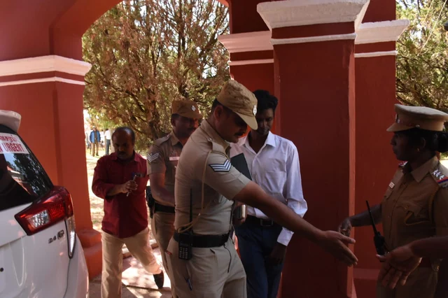 `2.55 மணிக்கு வந்துட்டேன், வேட்புமனுத் தாக்கல் செய்ய விடல!'- வெளிநாட்டு வங்கிப்பணியை துறந்தவர் வேதனை