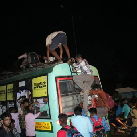 `இதுகூட செய்யாத அரசுக்கு ஓட்டு போடமாட்டோம்!’ - கோயம்பேட்டில் கொந்தளித்த பொதுமக்கள்