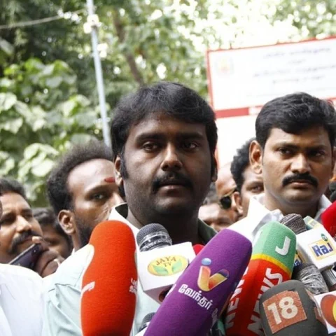`நான் எதாவது சொன்னால் சின்னப் பையன் என்பார்கள்!'- தி.மு.க, அ.தி.மு.க-வைச் சாடும் விஜய பிரபாகரன்