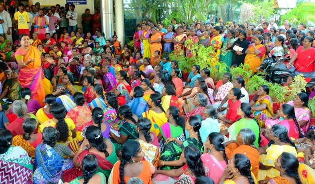 தூத்துக்குடி மாநகராட்சி அலுவலகத்தை முற்றுகையிட்ட எம்.எல்.ஏ. கீதாஜீவன்..!