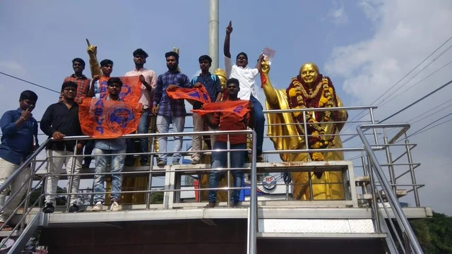 கல்விப் பிரச்னை - ஜெயலலிதா சிலைக்கு மனு கொடுத்த ஏ.பி.வி.பி அமைப்பினர்!