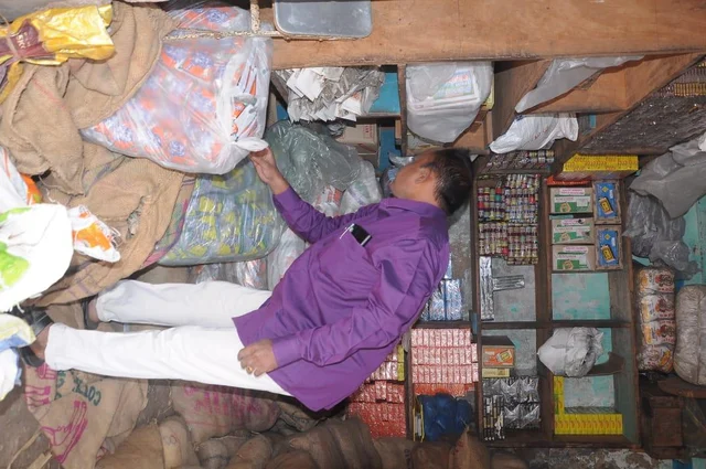 நாகையில் நகராட்சி உணவு பாதுகாப்பு அலுவலர் அதிரடி ஆய்வு - பிரபல பேக்கரிக்கு எச்சரிக்கை