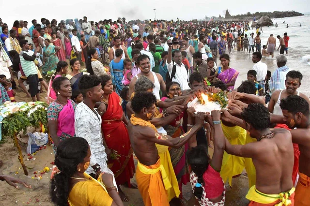 கடல் கன்னியம்மனுக்கு செம விருந்து! - மாமல்லபுரம் கடற்கரையை அதகளப்படுத்தும் இருளர் விழா #MyVikatan