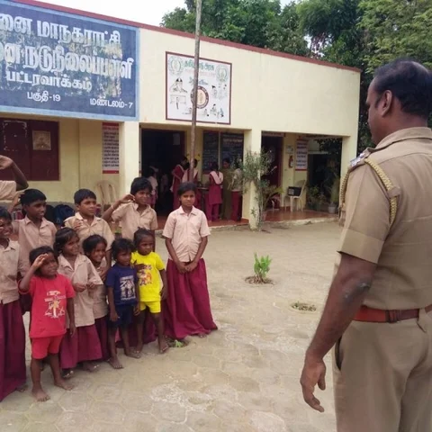 ' ஹய்யா நாங்க ஸ்கூல் போறோமே... !' ஏழைப் பிள்ளைகளைத் தத்தெடுத்த போலீஸ்