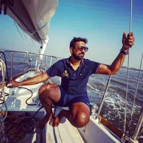 `நடுக்கடலில் 3 நாள்களாக தத்தளித்த இந்தியக் கடற்படை அதிகாரி! - கடும் போராட்டத்துக்குப் பிறகு மீட்பு