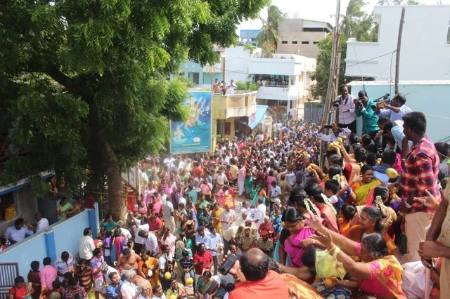 மாம்பழங்களை வீதியில் இறைத்து மகிழ்ந்த மக்கள்! - விழாக்கோலம் பூண்ட காரைக்கால் நகரம்