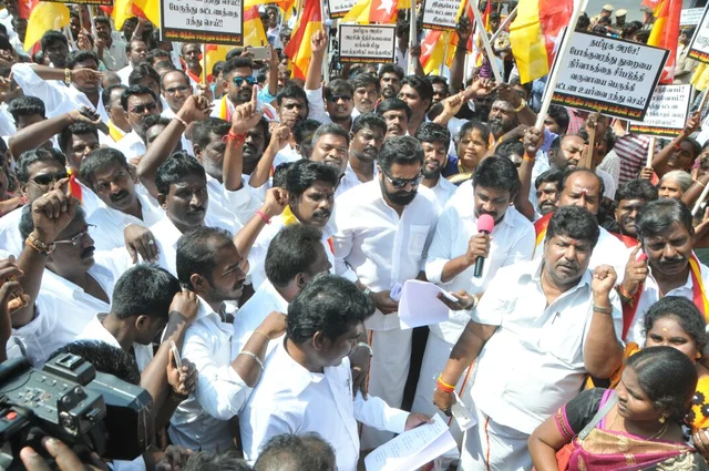 இது பாபா முத்திரை அல்ல; ஆட்டுத்தலை! ரஜினியைச் சாடிய சரத்குமார்