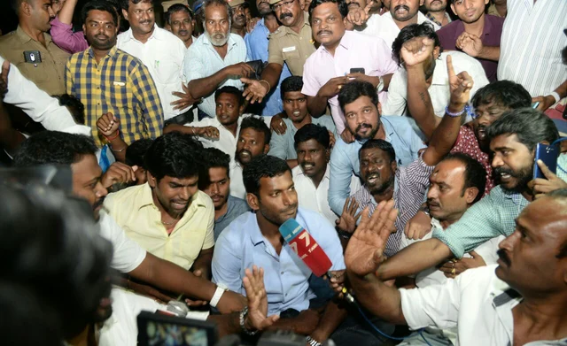 வேட்புமனு ஏற்பு..! தேர்தலில் சந்திக்கிறேன்; விஷால் உற்சாகம்