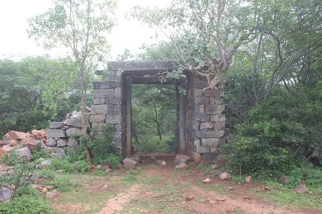 கடவூர் மலை கதவுக்கு இந்தப் பக்கம் திண்டுக்கல்; அந்தப் பக்கம் கரூர்! - செம த்ரில் ஸ்பாட்#MyVikatan