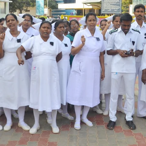’’இரவு பகல் பாராமல் உழைக்கும் எங்களுக்குப் பணியில் பாதுகாப்பில்லை!’’ - போராட்டத்தில் குதித்த செவிலியர்கள்