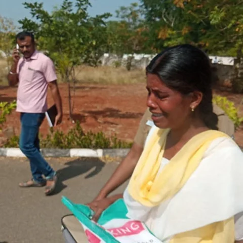 ``என் கணவரை கொன்னுட்டாங்க; மகனையும் கொலை செய்யத் துடிக்கிறாங்க’ - இளம்பெண் கண்ணீர் மல்க புகார்