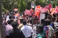இலங்கை பிரச்னை: போராட்டத்தில் குதித்த லயோலா கல்லூரி மாணவர்கள் !